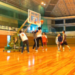 バスケットボールをするフープファームメンバー
