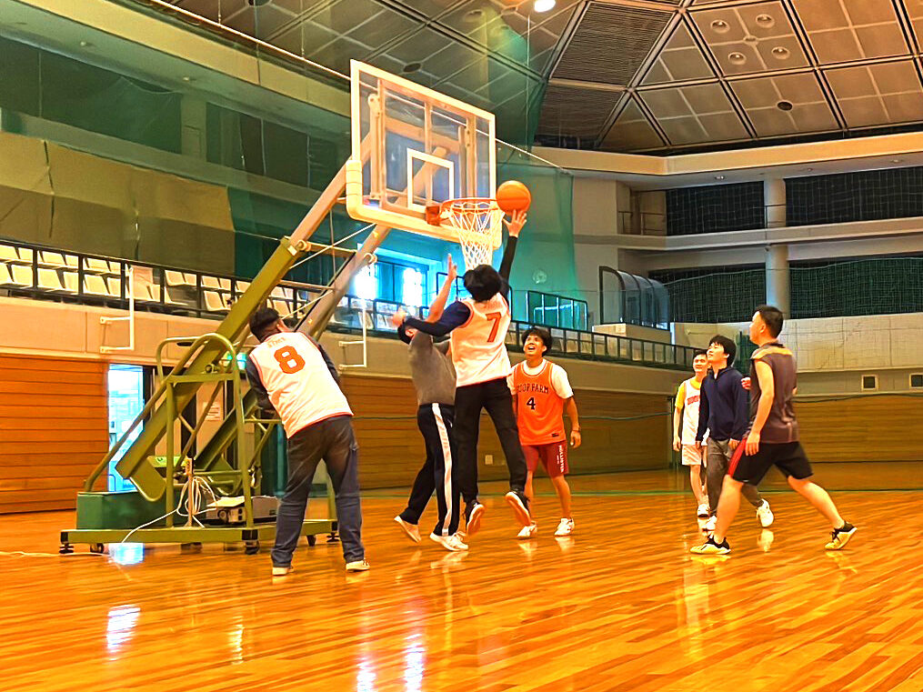 バスケットボールをするフープファームメンバー